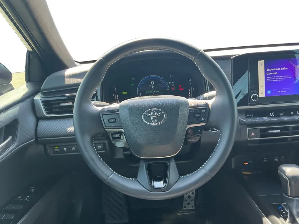 2025 Toyota Camry SE thumbnail 18