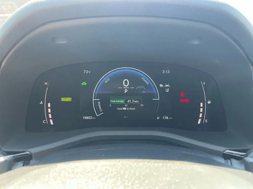 2025 Toyota Camry SE thumbnail 19