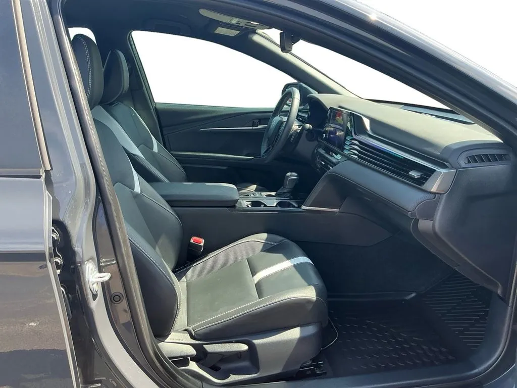 2025 Toyota Camry SE thumbnail 22