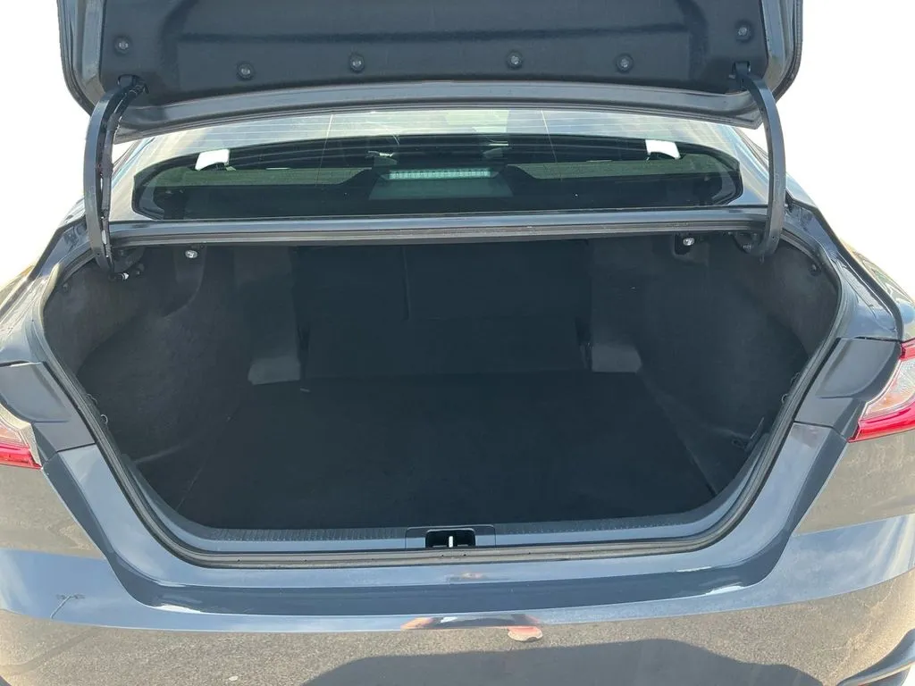 2025 Toyota Camry SE thumbnail 24