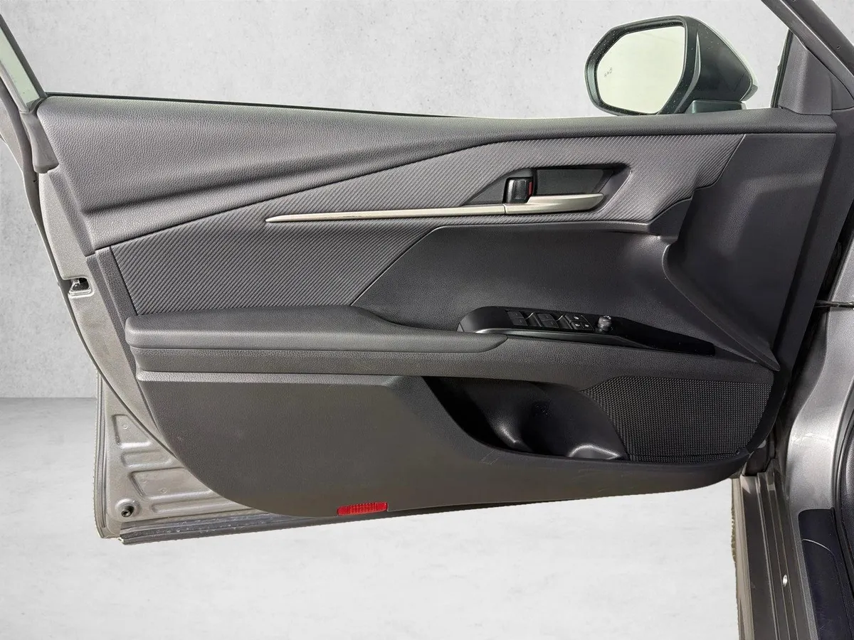 2025 Toyota Camry SE thumbnail 10