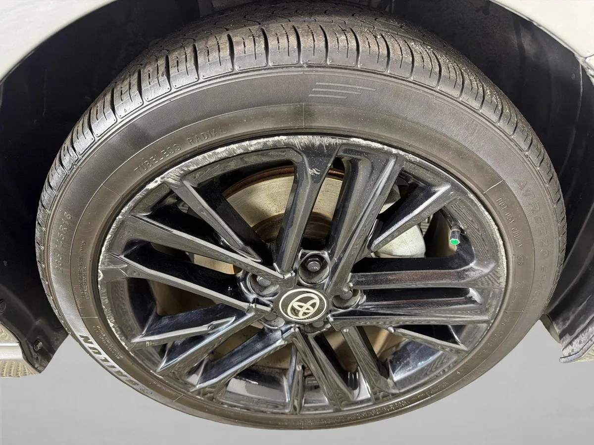 2025 Toyota Camry SE thumbnail 12