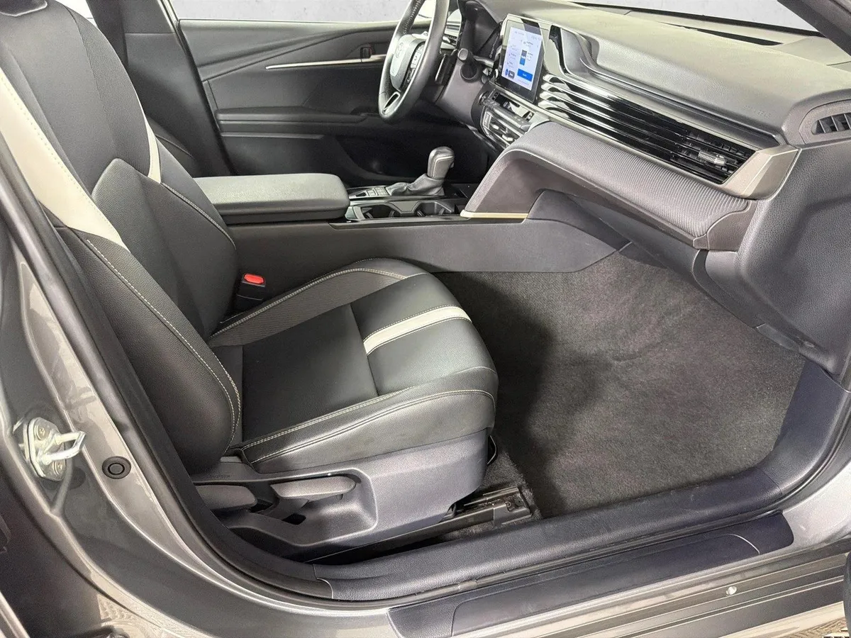 2025 Toyota Camry SE thumbnail 13