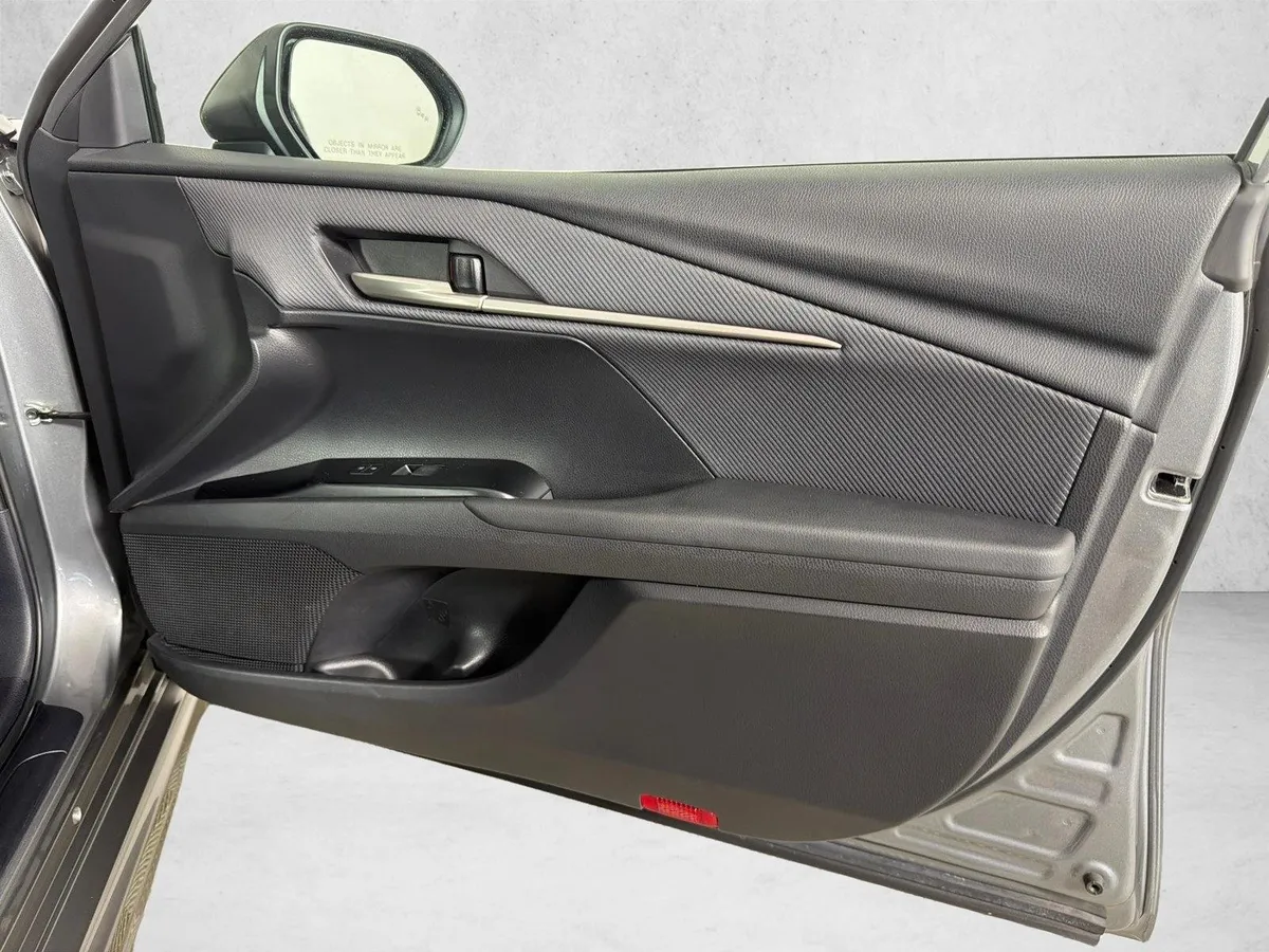 2025 Toyota Camry SE thumbnail 14