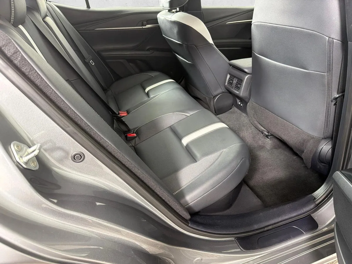2025 Toyota Camry SE thumbnail 15