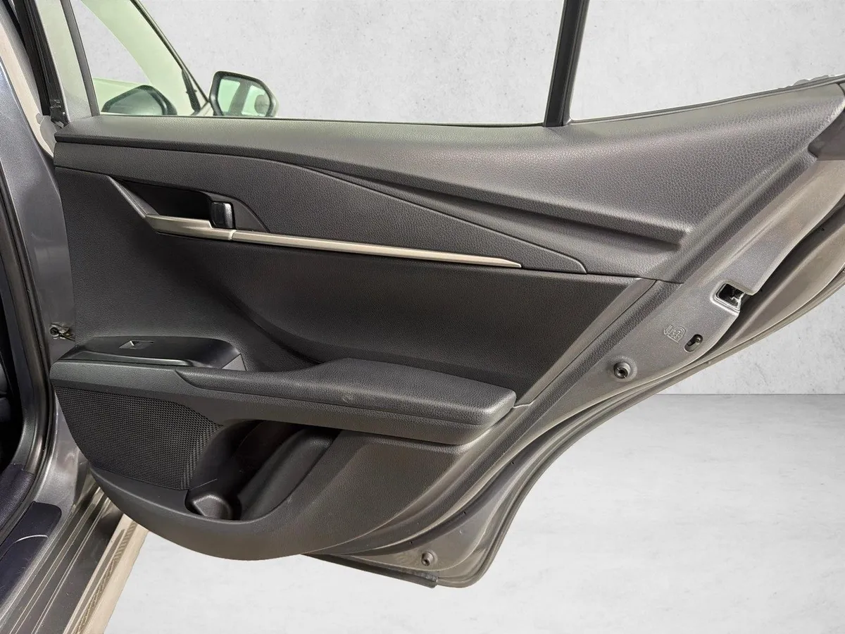 2025 Toyota Camry SE thumbnail 16