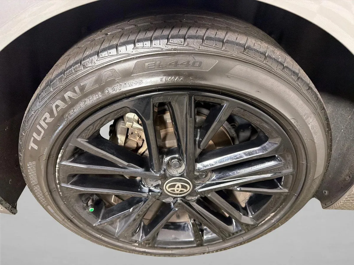 2025 Toyota Camry SE thumbnail 17