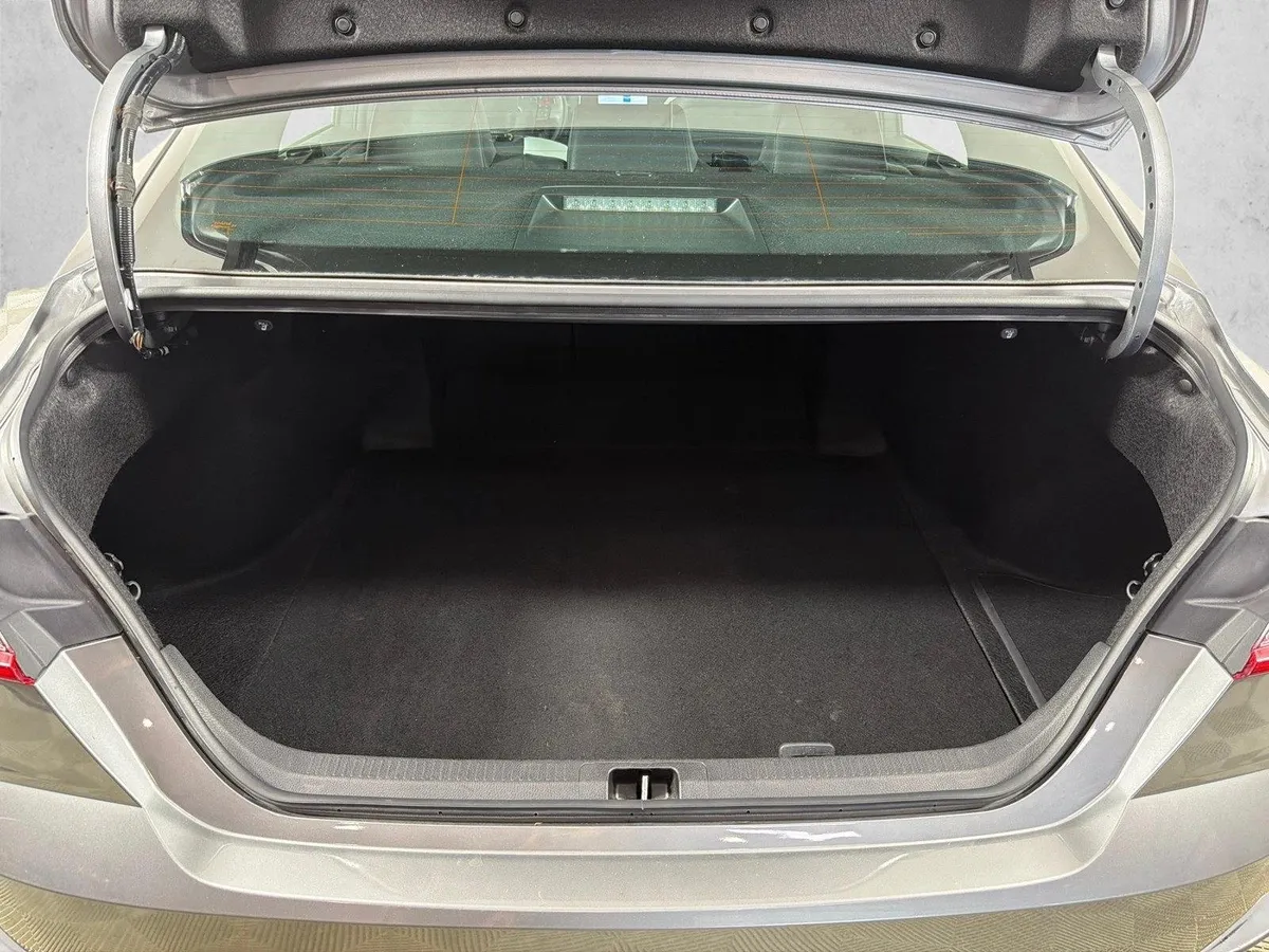 2025 Toyota Camry SE thumbnail 18