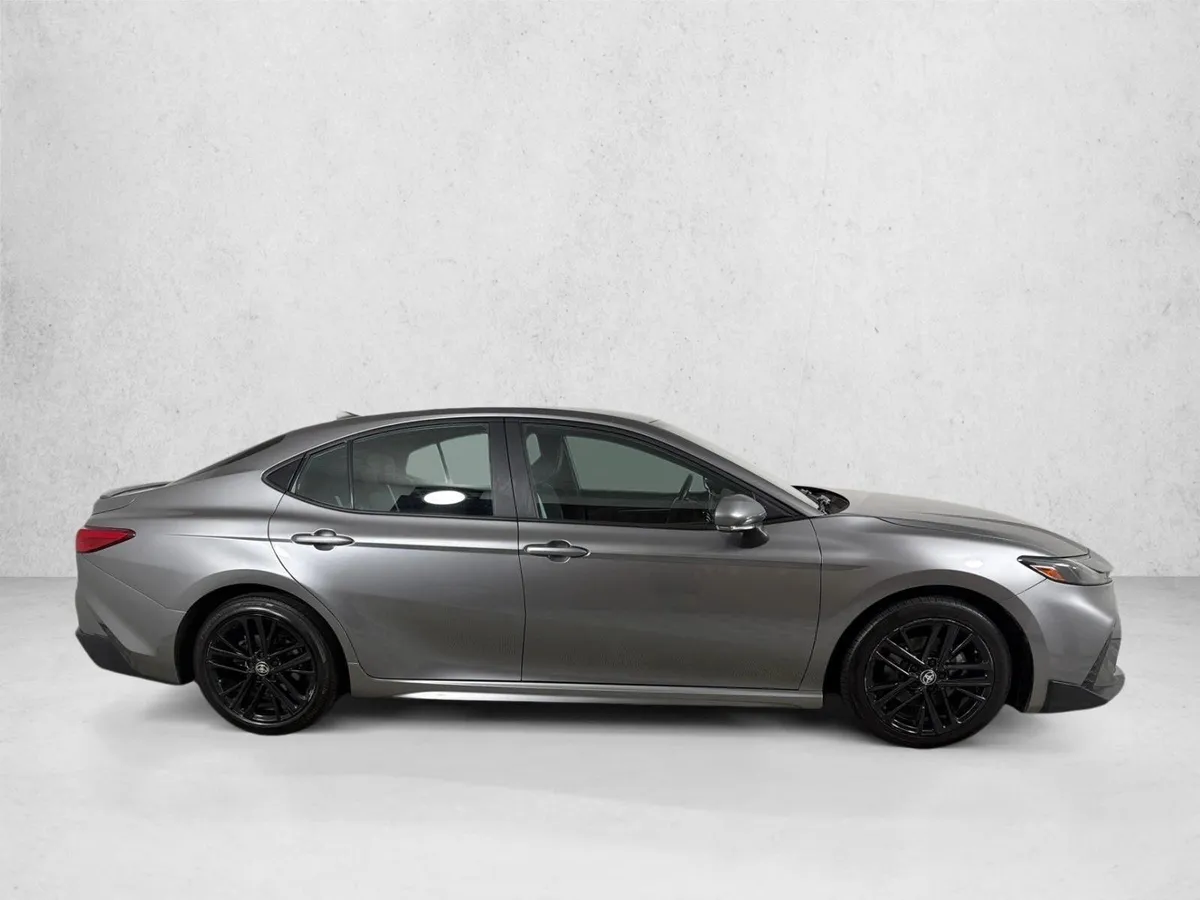 2025 Toyota Camry SE thumbnail 2