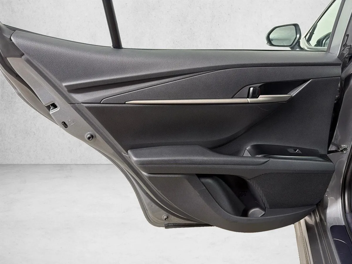 2025 Toyota Camry SE thumbnail 21