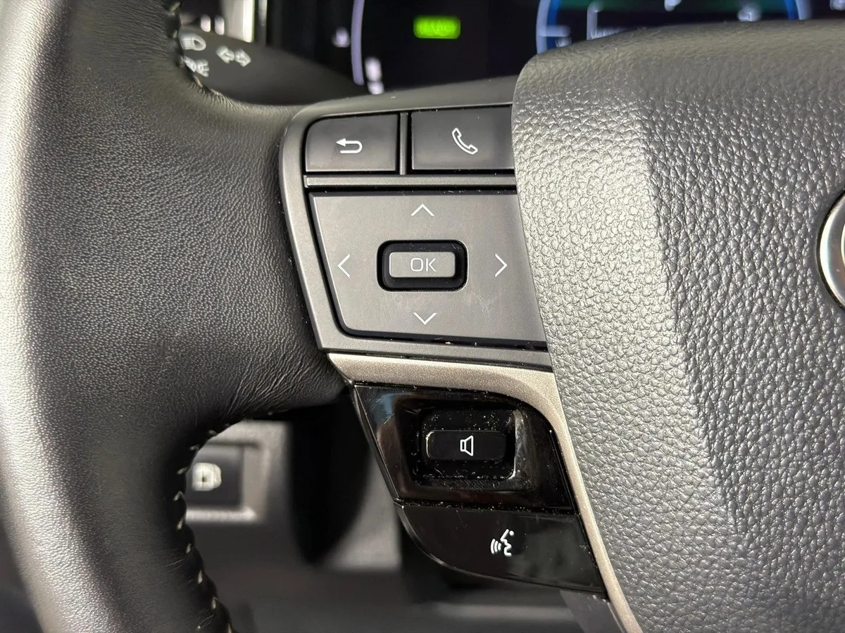 2025 Toyota Camry SE thumbnail 24