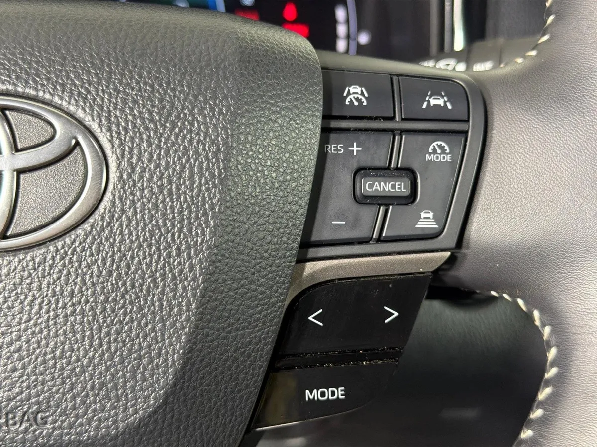 2025 Toyota Camry SE thumbnail 25