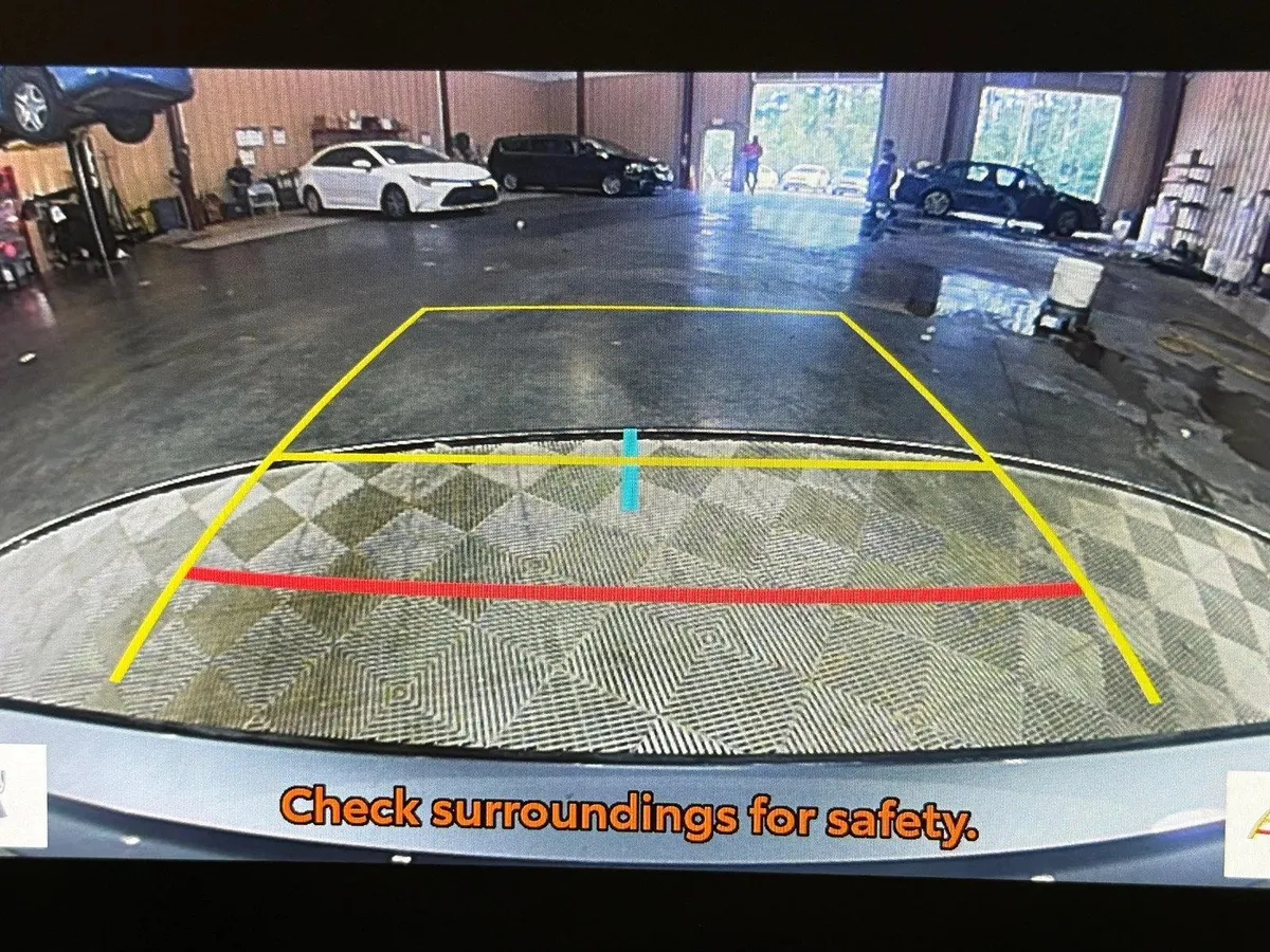2025 Toyota Camry SE thumbnail 29