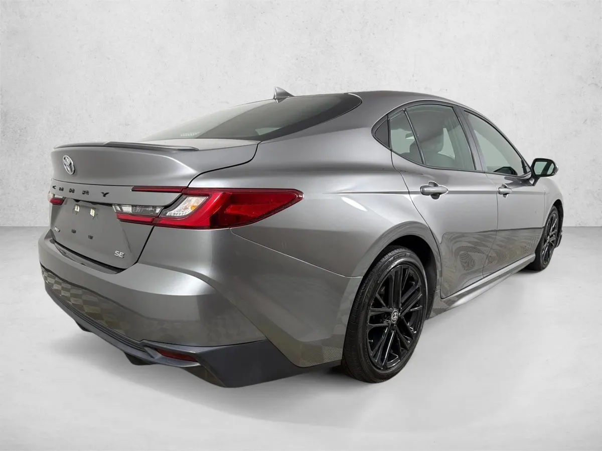2025 Toyota Camry SE thumbnail 3
