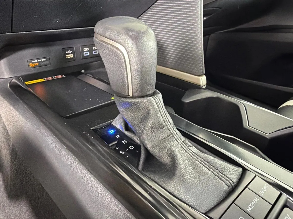 2025 Toyota Camry SE thumbnail 30