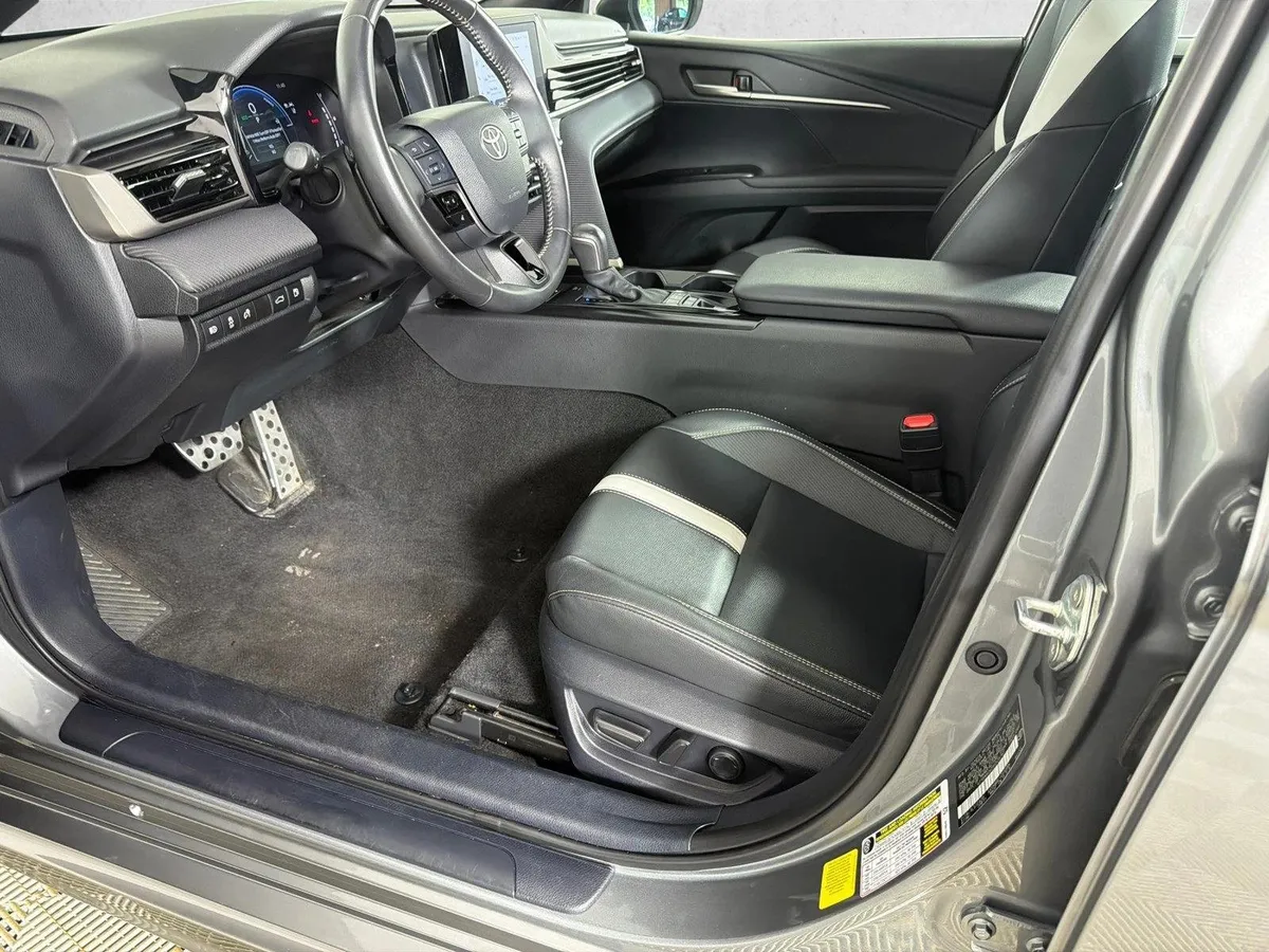2025 Toyota Camry SE thumbnail 9