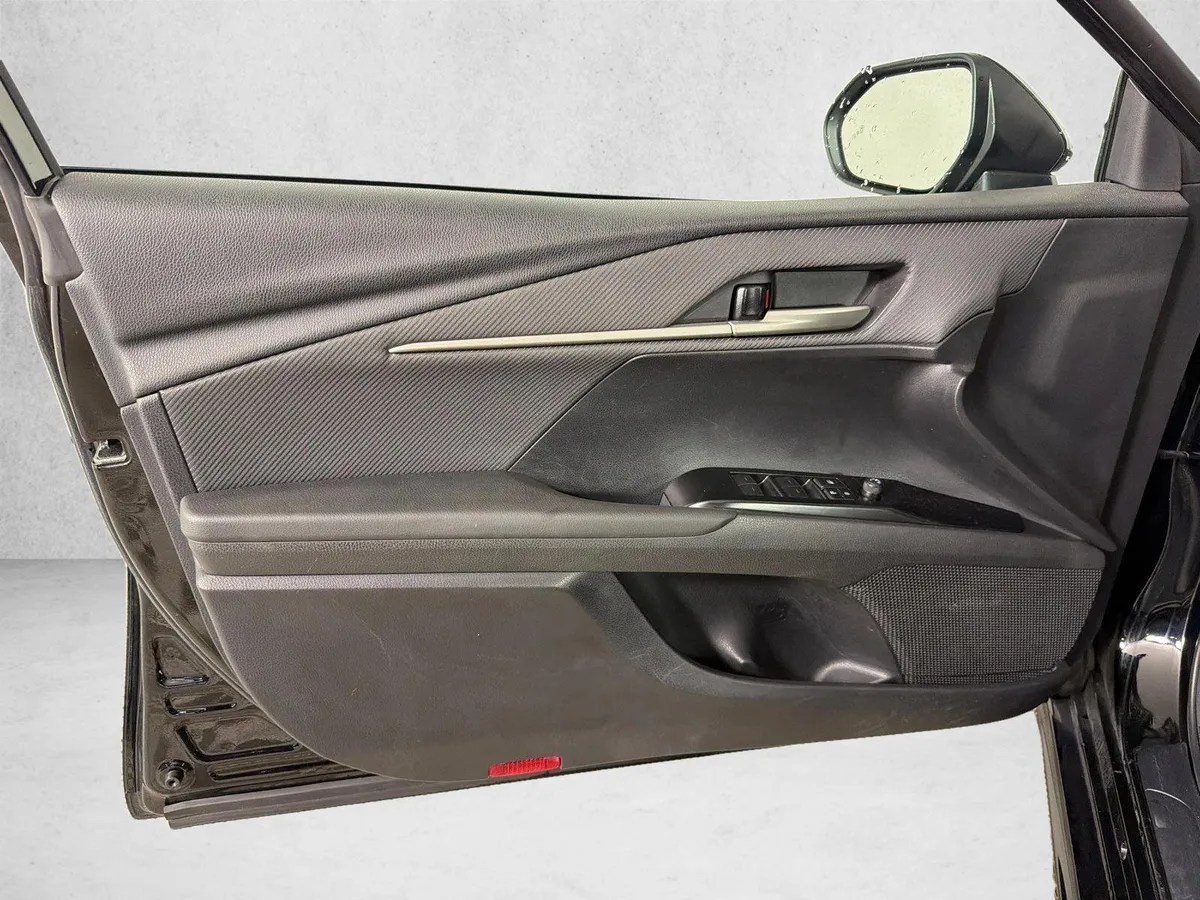 2025 Toyota Camry SE thumbnail 10