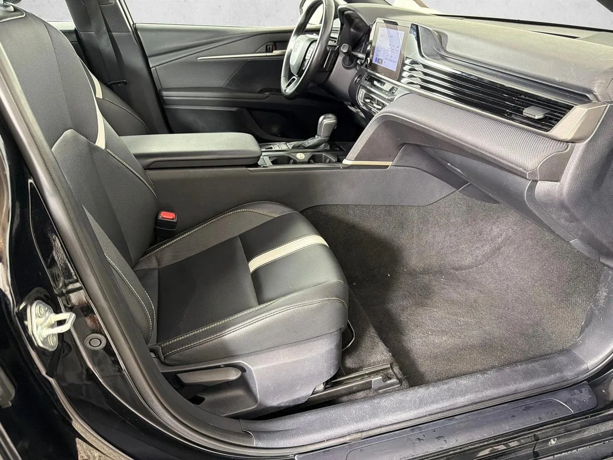 2025 Toyota Camry SE thumbnail 13