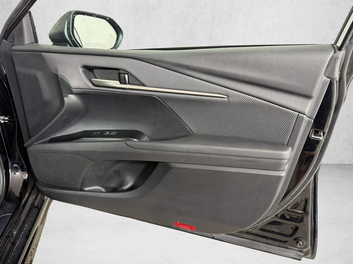 2025 Toyota Camry SE thumbnail 14