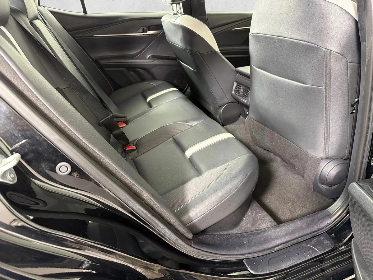 2025 Toyota Camry SE thumbnail 15