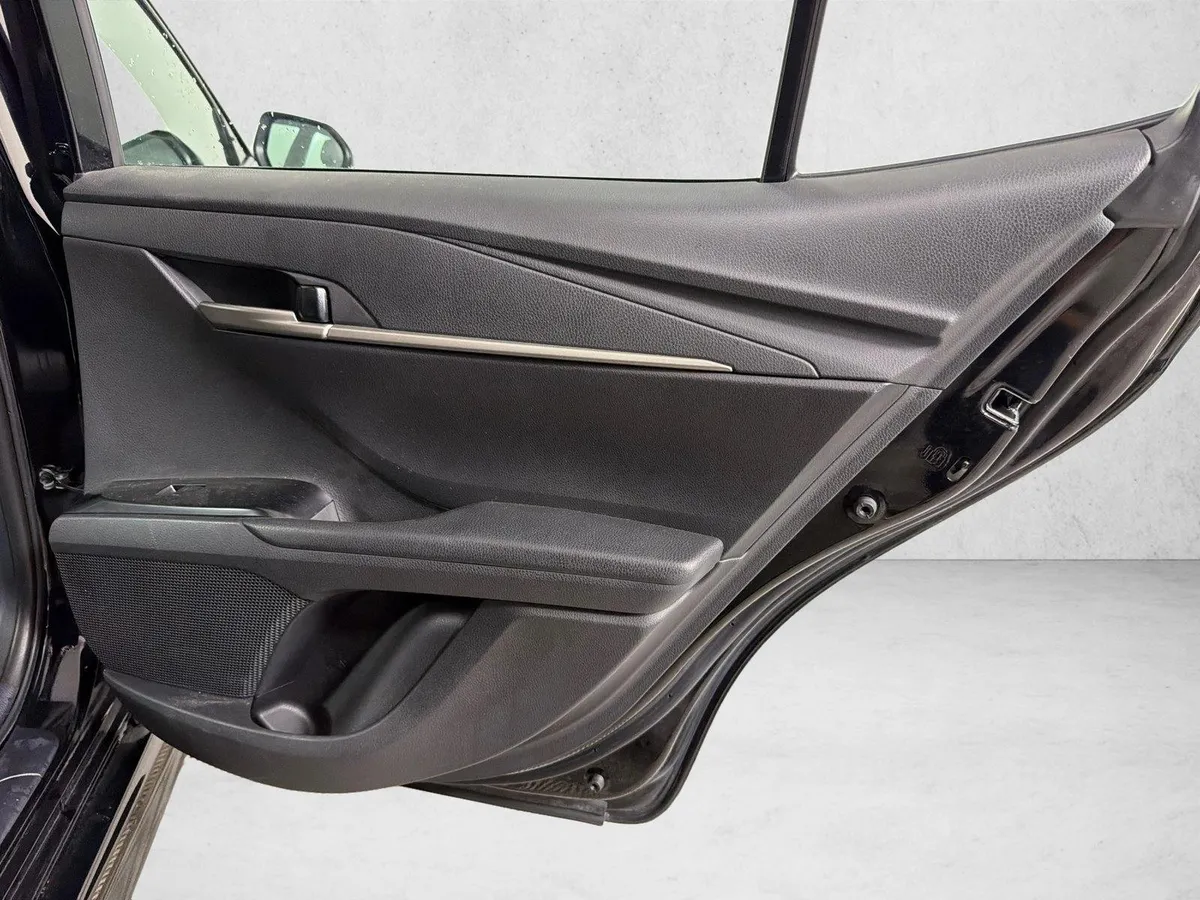 2025 Toyota Camry SE thumbnail 16