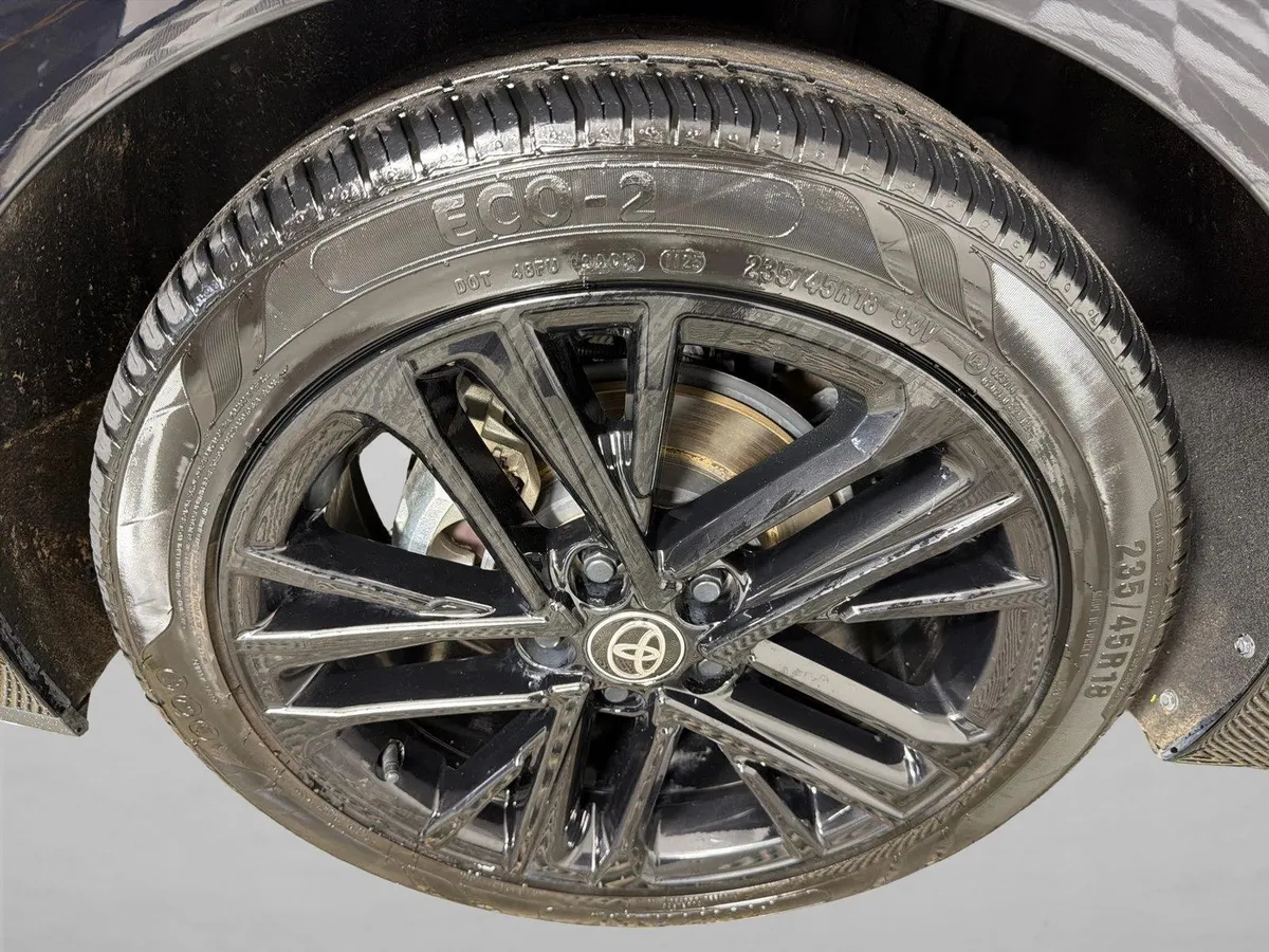 2025 Toyota Camry SE thumbnail 17