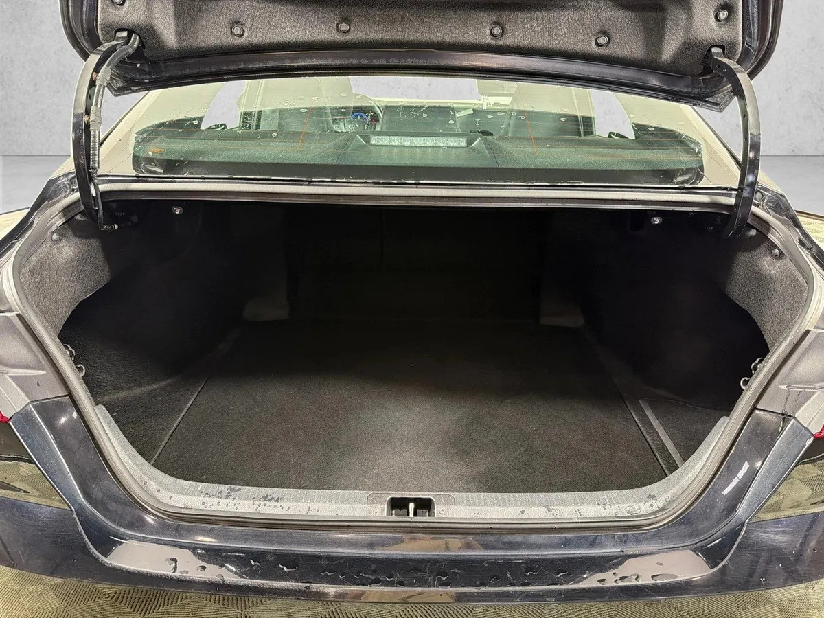 2025 Toyota Camry SE thumbnail 18