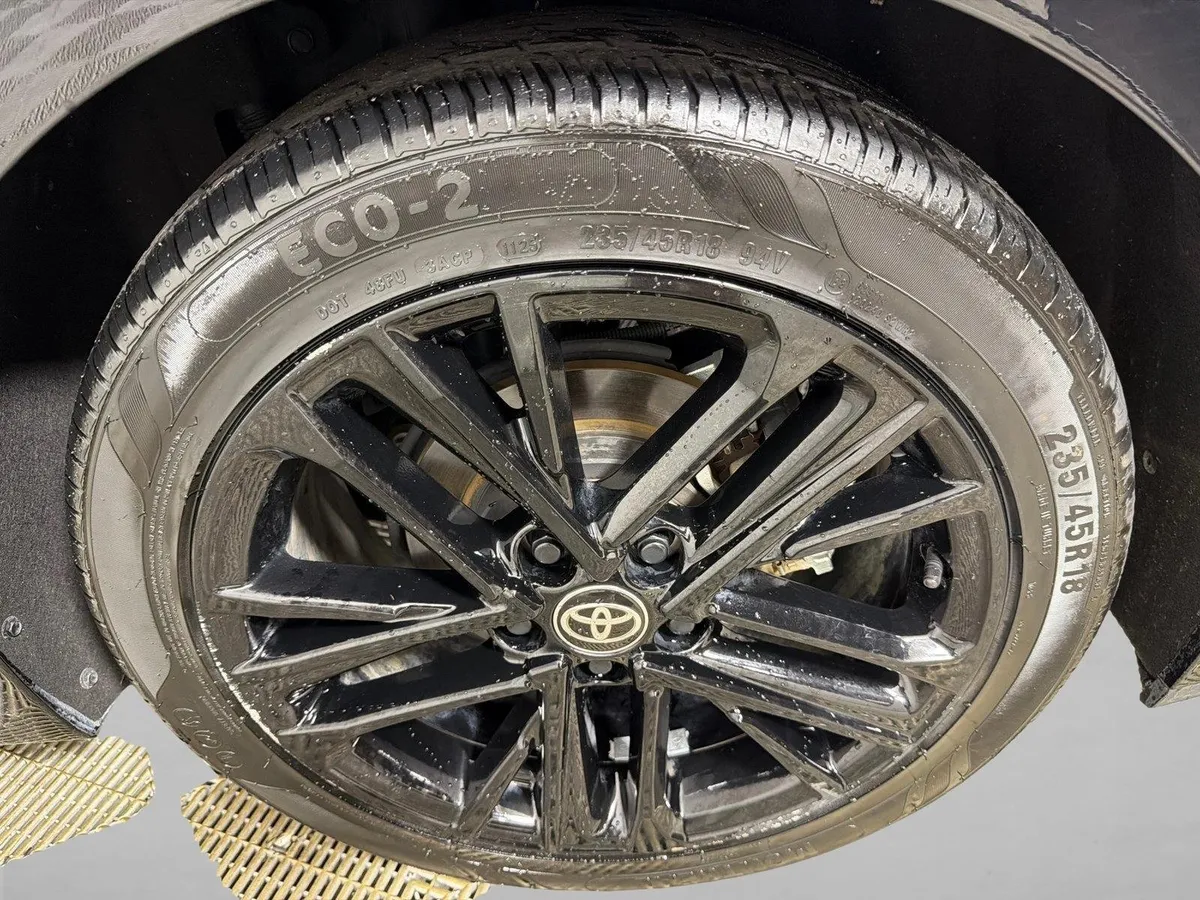 2025 Toyota Camry SE thumbnail 19