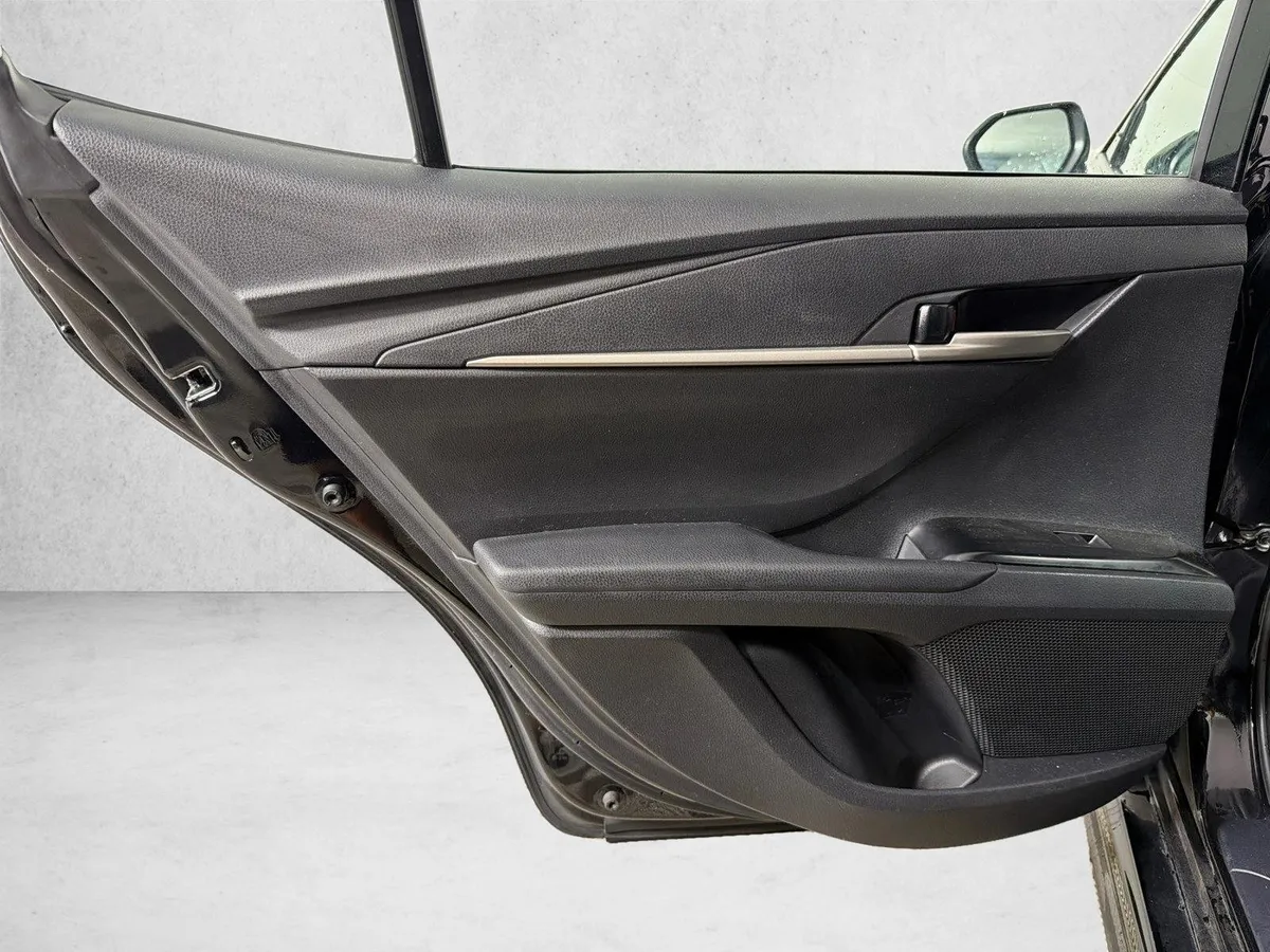 2025 Toyota Camry SE thumbnail 21