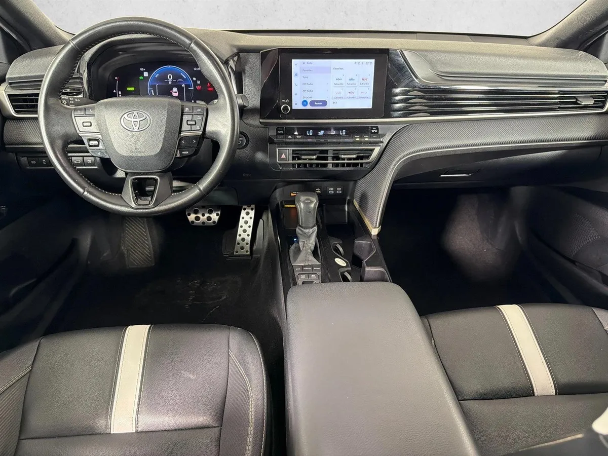 2025 Toyota Camry SE thumbnail 22
