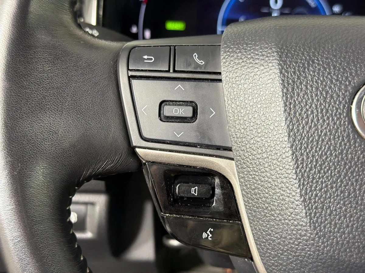 2025 Toyota Camry SE thumbnail 24