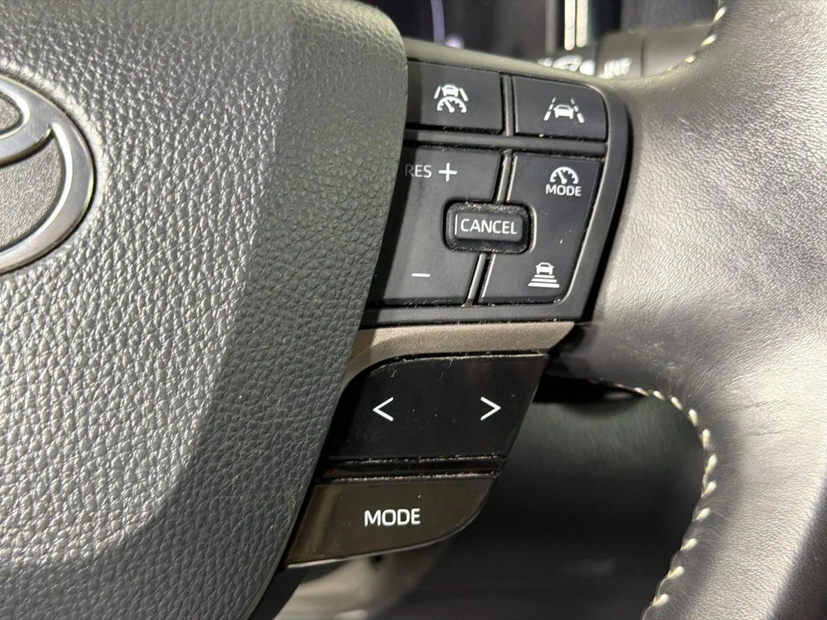 2025 Toyota Camry SE thumbnail 25