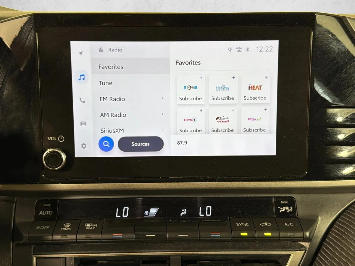 2025 Toyota Camry SE thumbnail 28