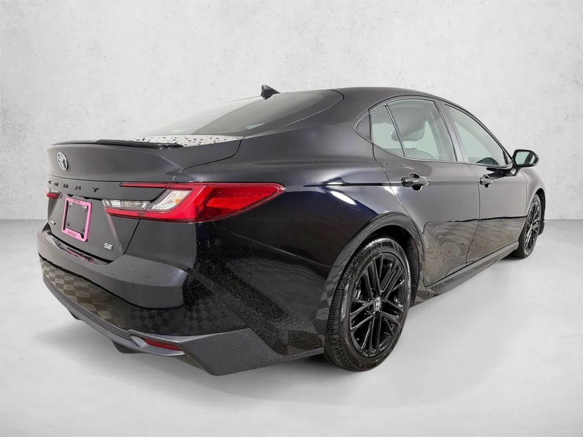 2025 Toyota Camry SE thumbnail 3