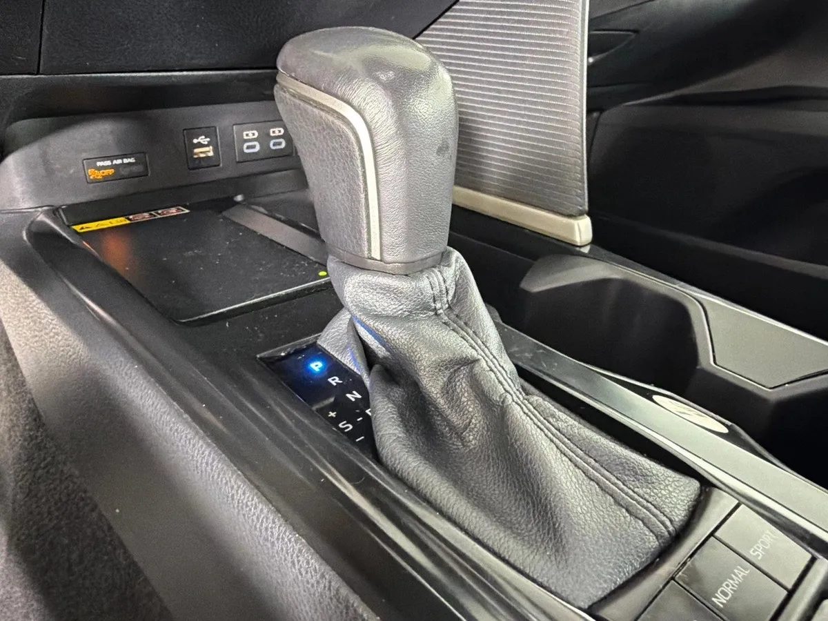 2025 Toyota Camry SE thumbnail 30
