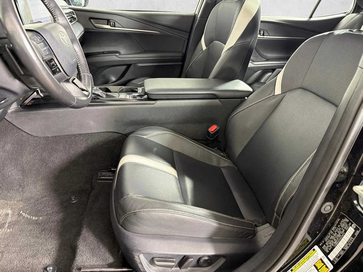 2025 Toyota Camry SE thumbnail 9