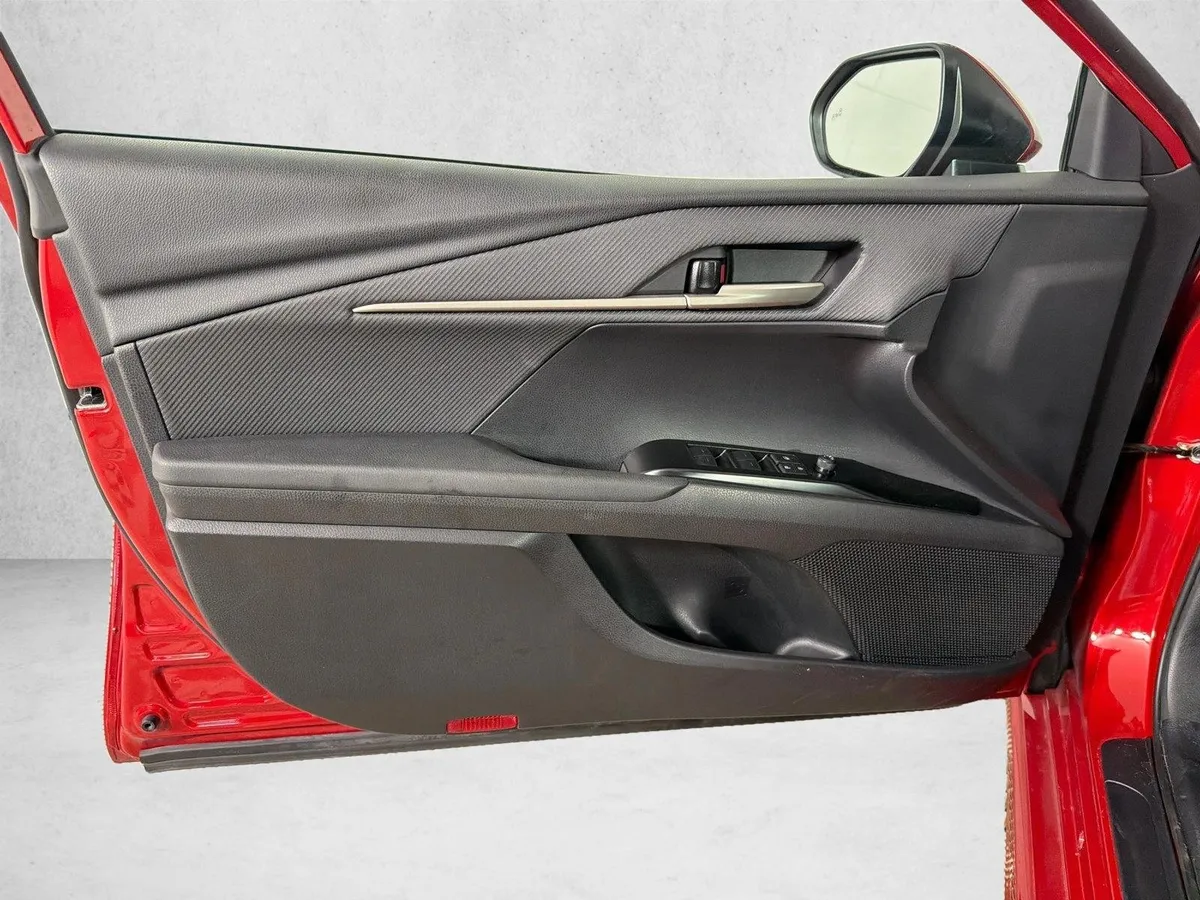 2025 Toyota Camry SE thumbnail 10