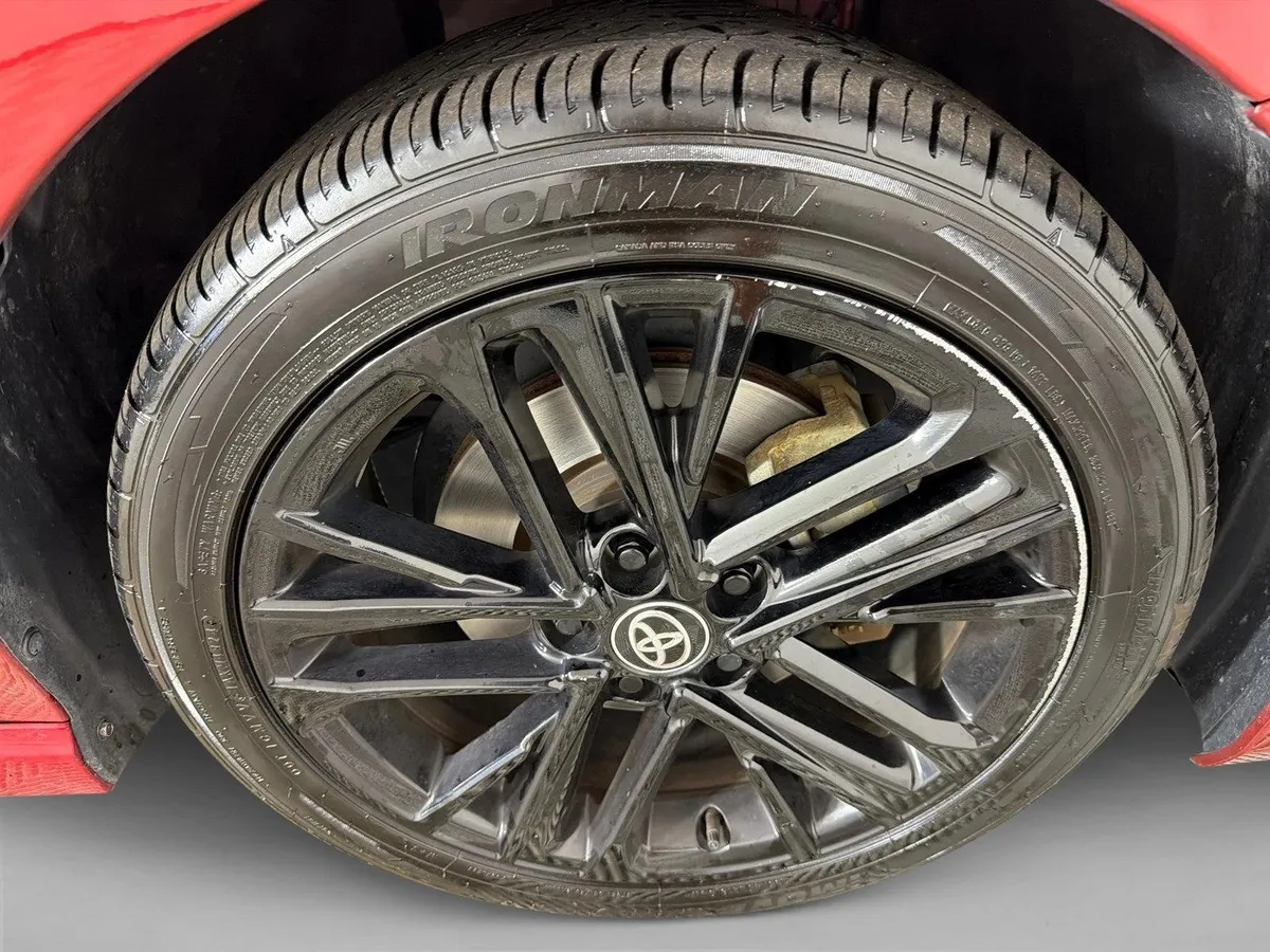 2025 Toyota Camry SE thumbnail 12