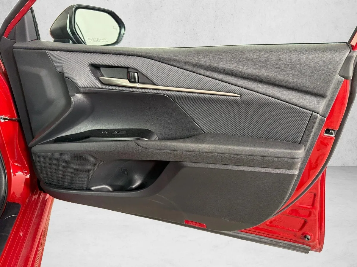 2025 Toyota Camry SE thumbnail 14