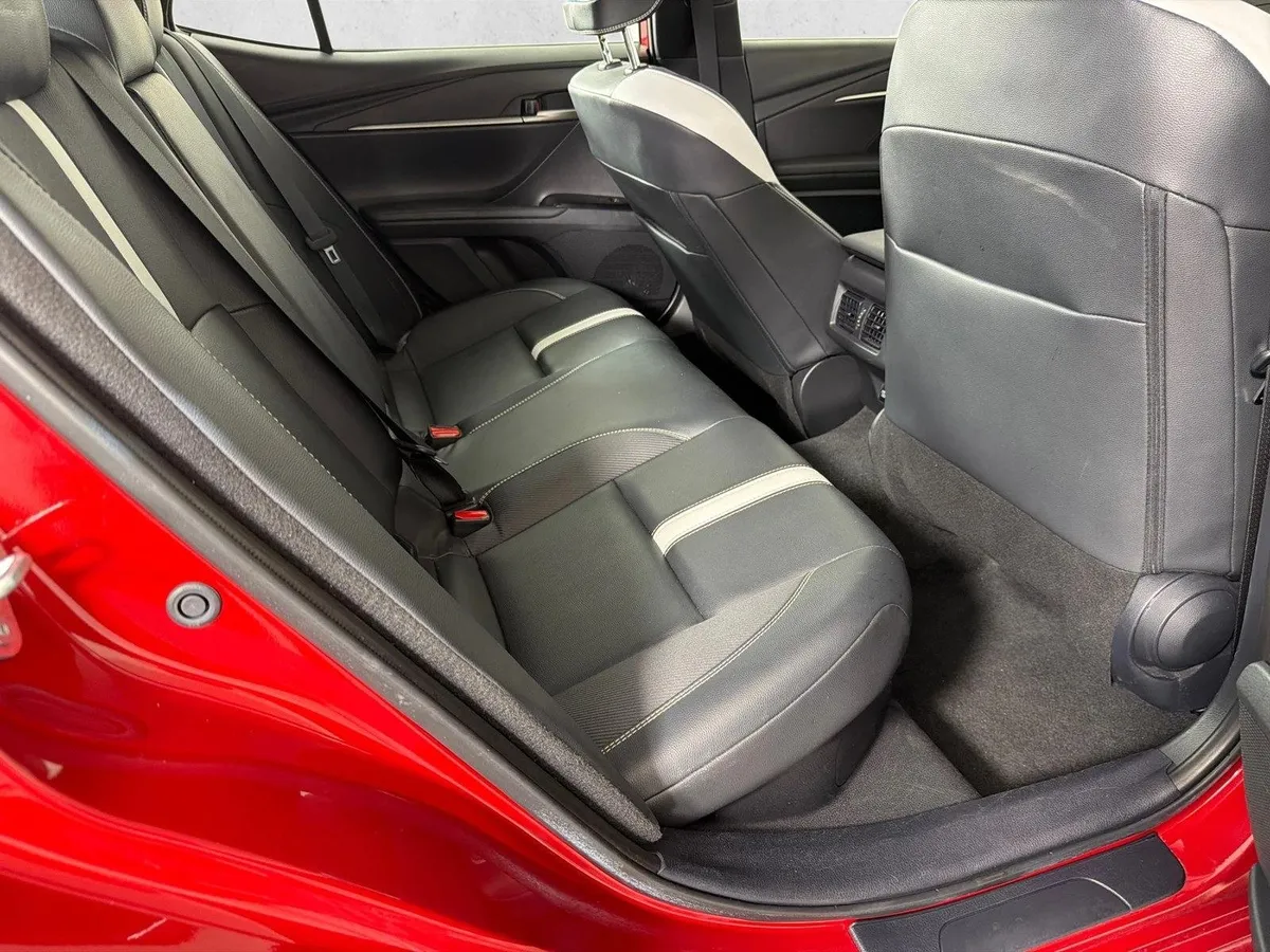 2025 Toyota Camry SE thumbnail 15