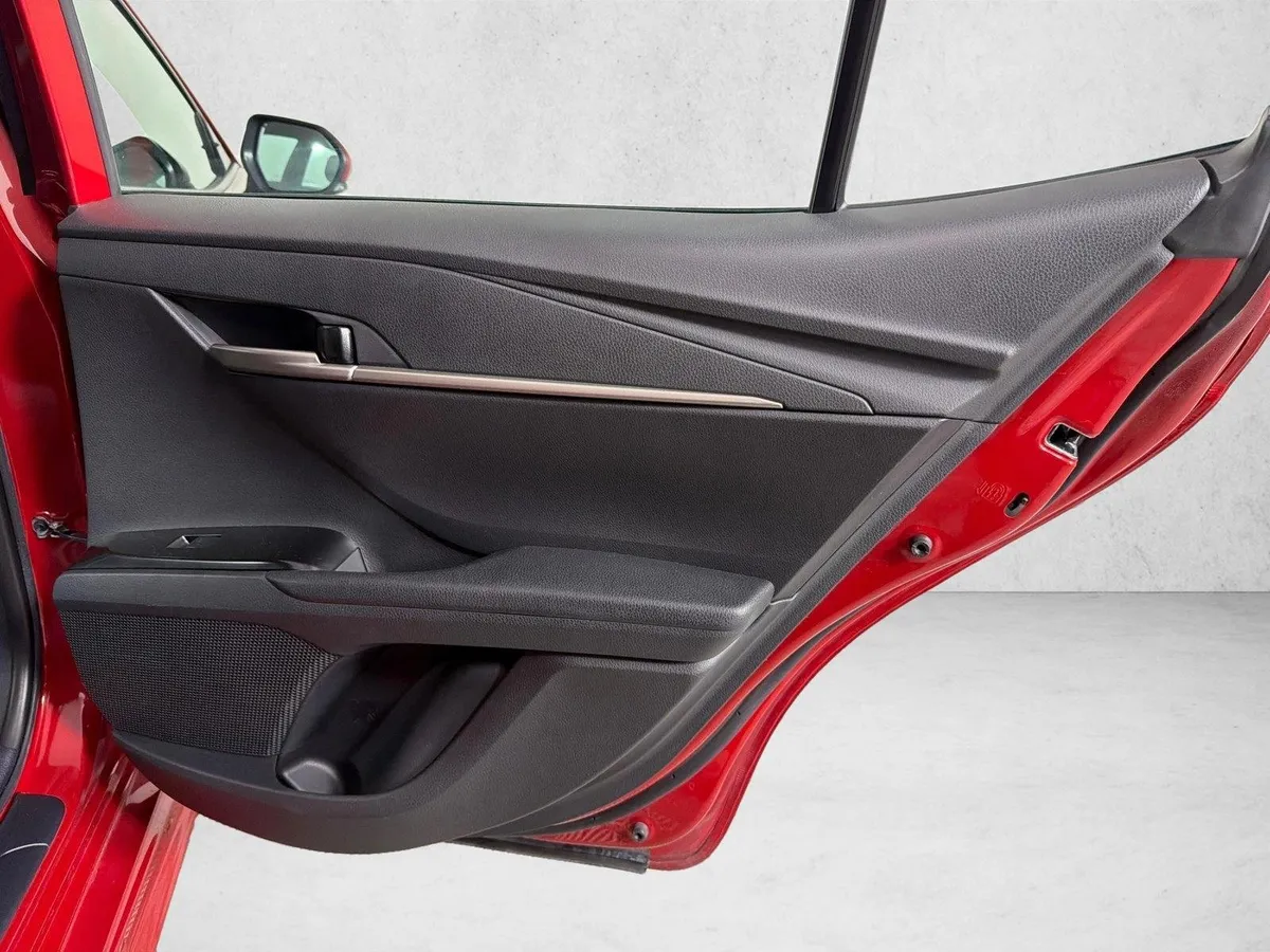 2025 Toyota Camry SE thumbnail 16