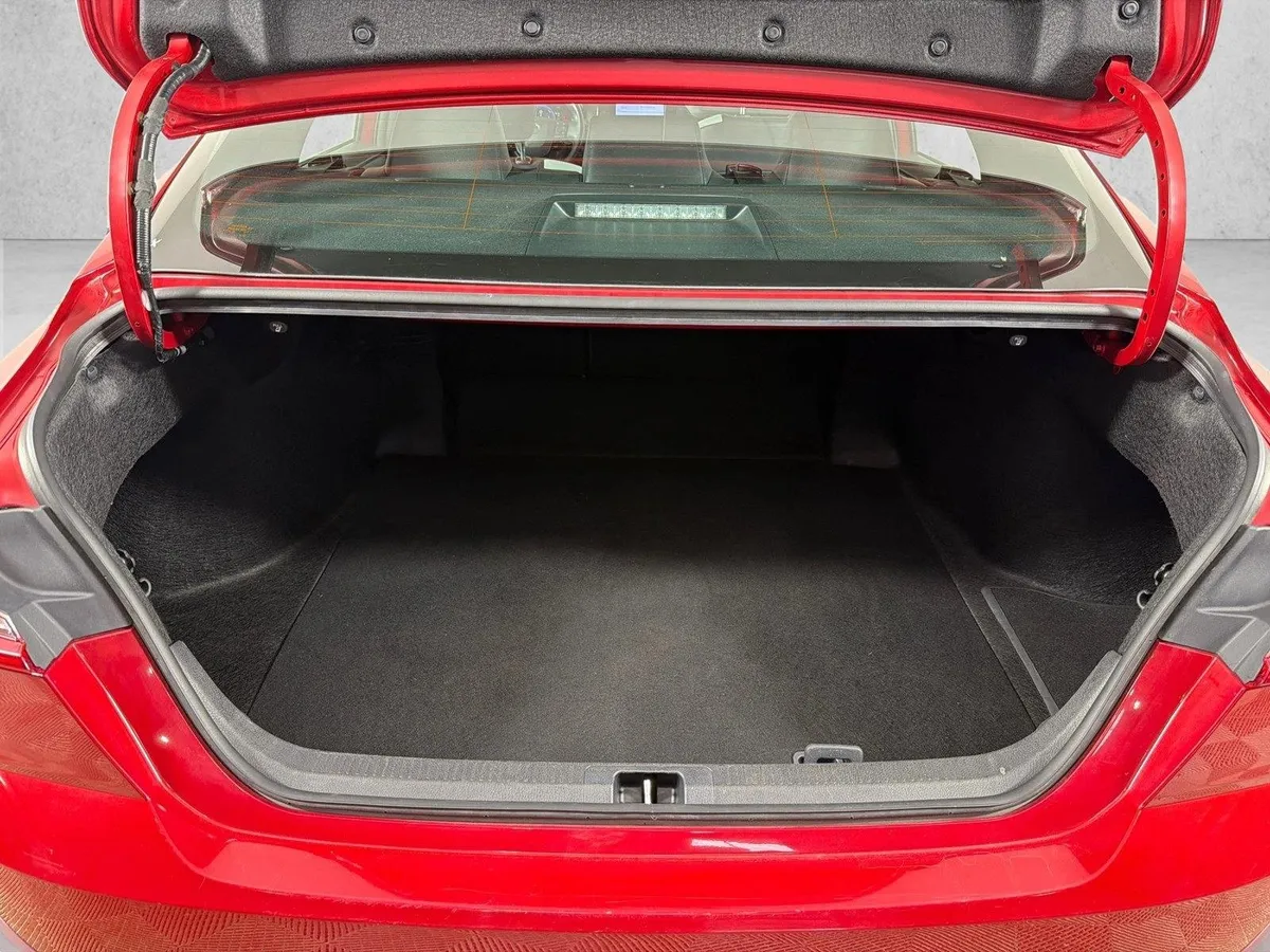 2025 Toyota Camry SE thumbnail 18