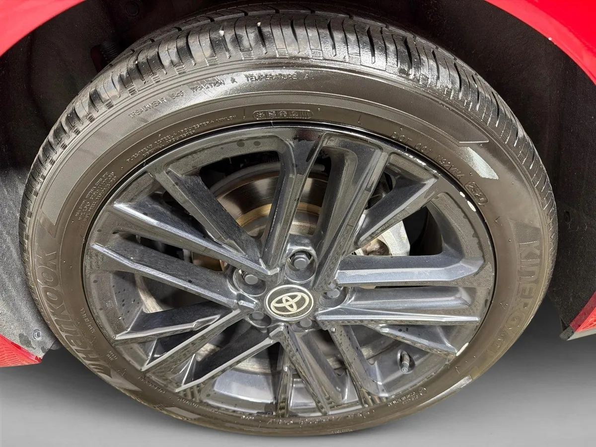 2025 Toyota Camry SE thumbnail 19