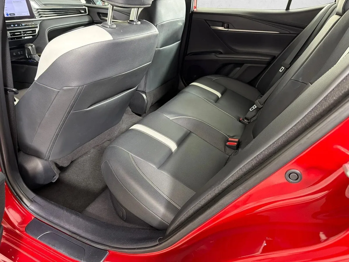 2025 Toyota Camry SE thumbnail 20