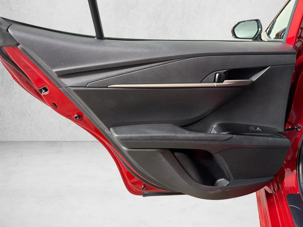 2025 Toyota Camry SE thumbnail 21
