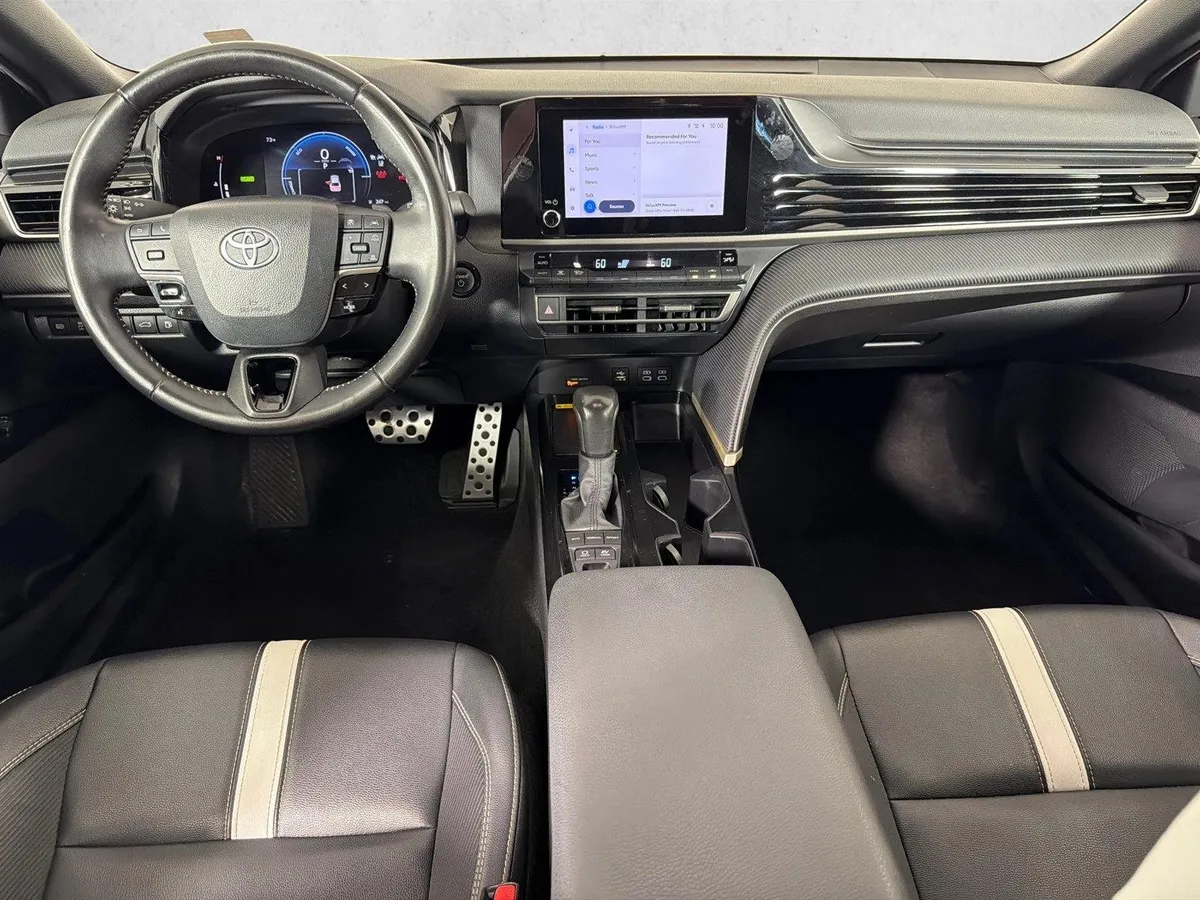 2025 Toyota Camry SE thumbnail 22