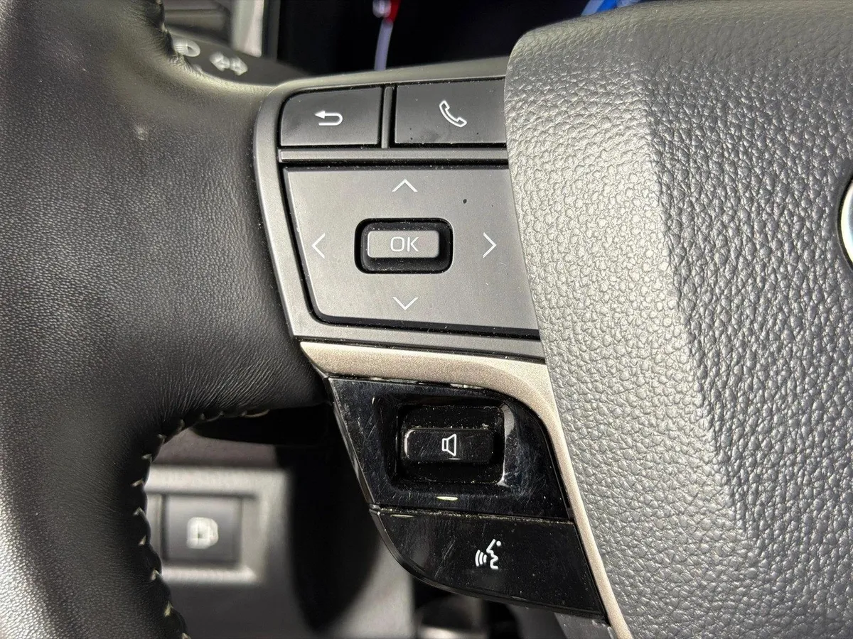 2025 Toyota Camry SE thumbnail 24