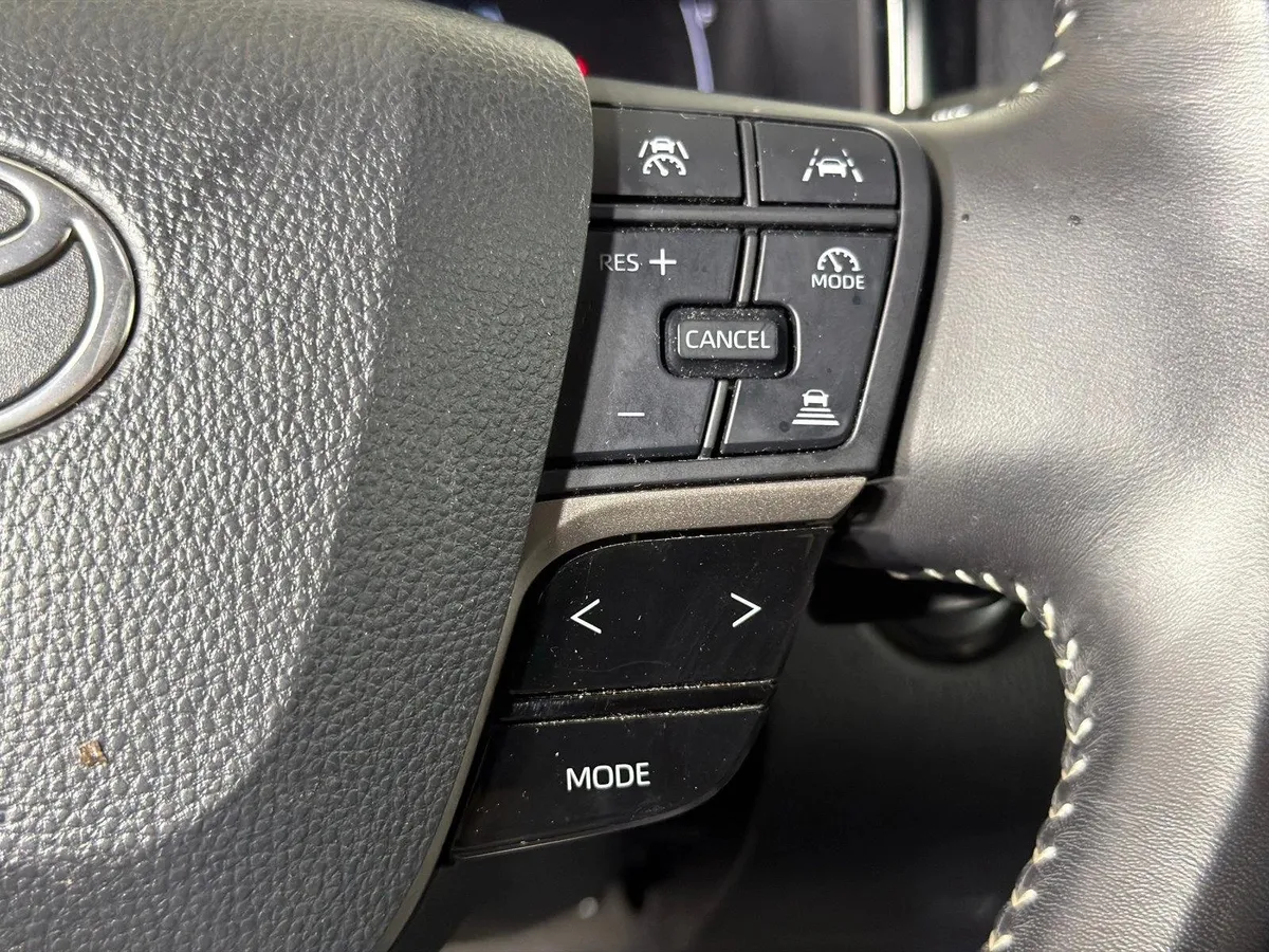 2025 Toyota Camry SE thumbnail 25