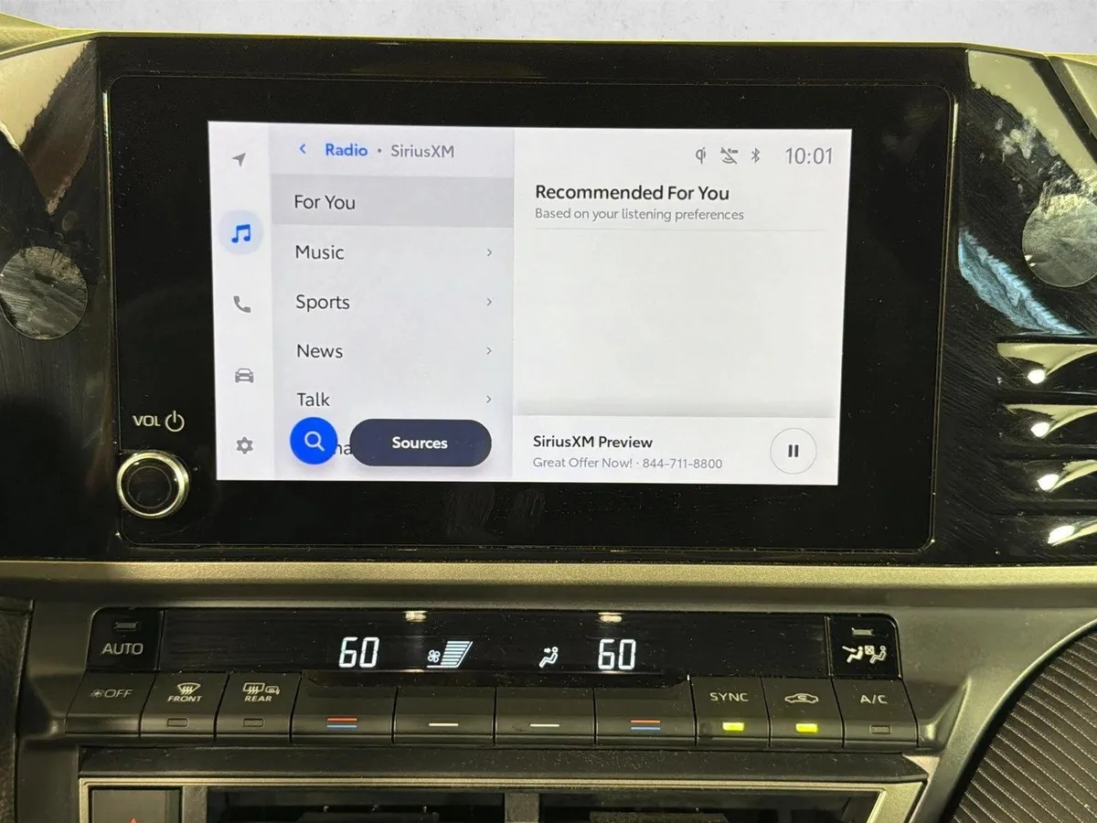 2025 Toyota Camry SE thumbnail 28