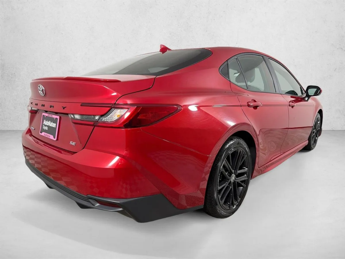 2025 Toyota Camry SE thumbnail 3